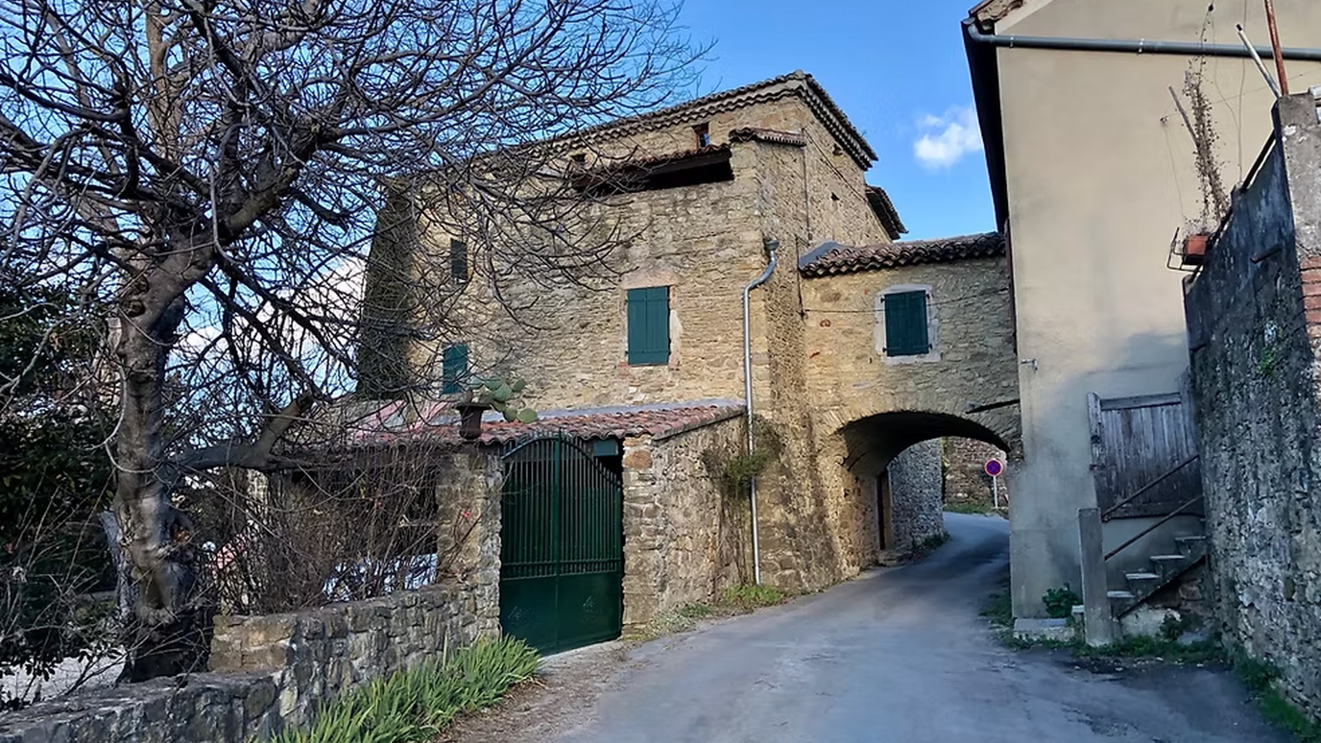 Cassagnettes — Pierres blondes suspendues entre ciel et garrigue