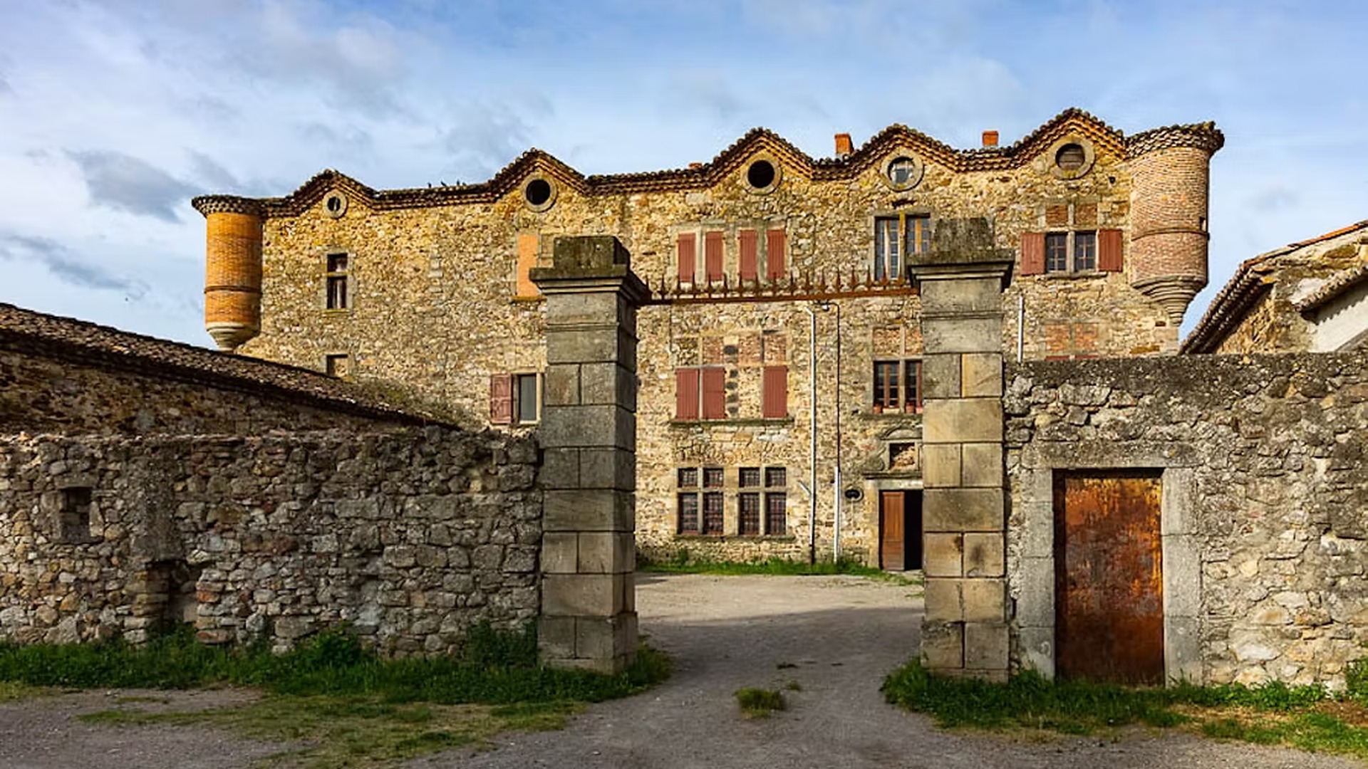 Le Château du Pradel — Sentinelle de schiste veillant sur les vallées