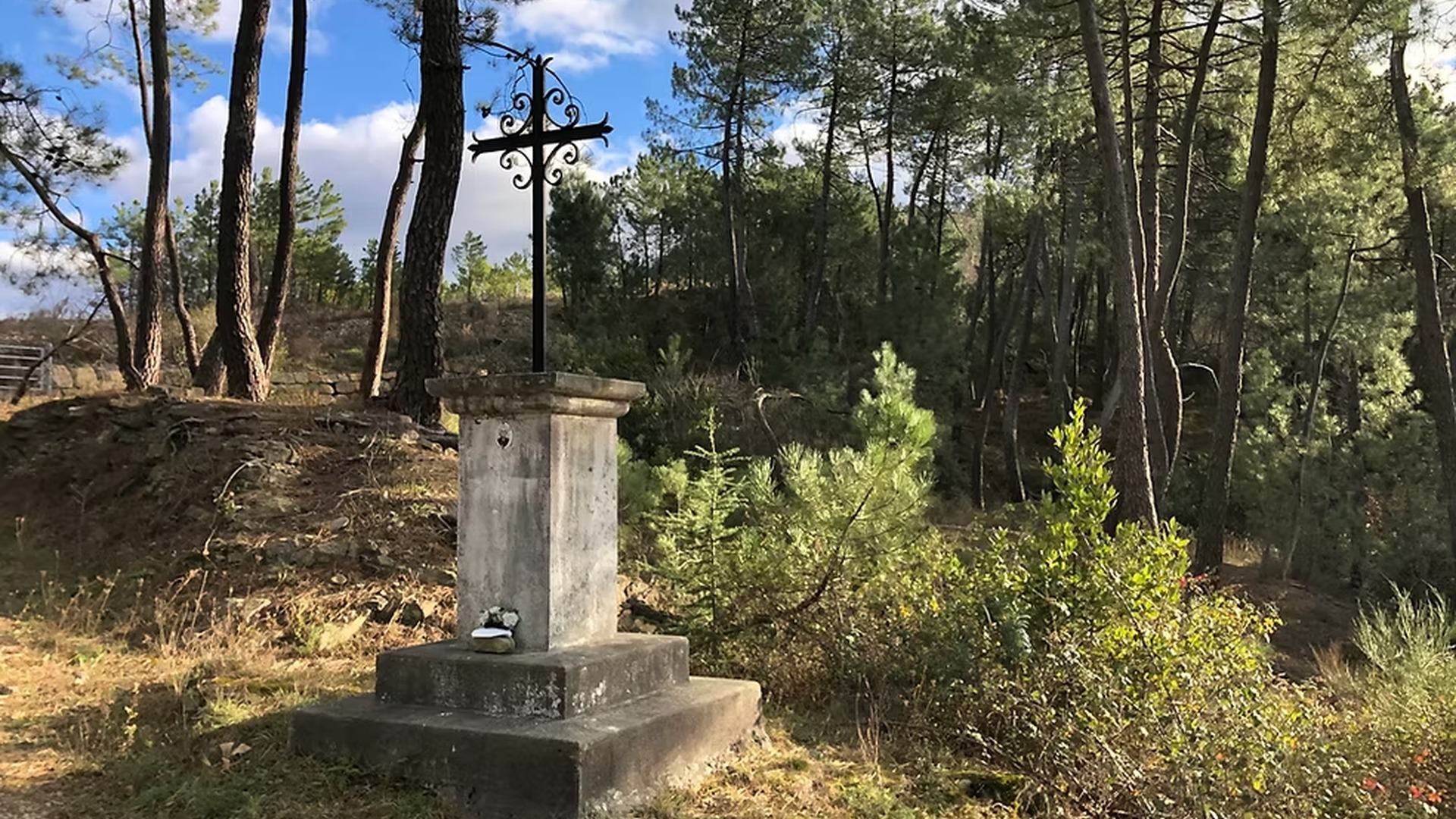 La Croix de la Grange — Prière de pierre aux croisées des chemins oubliés