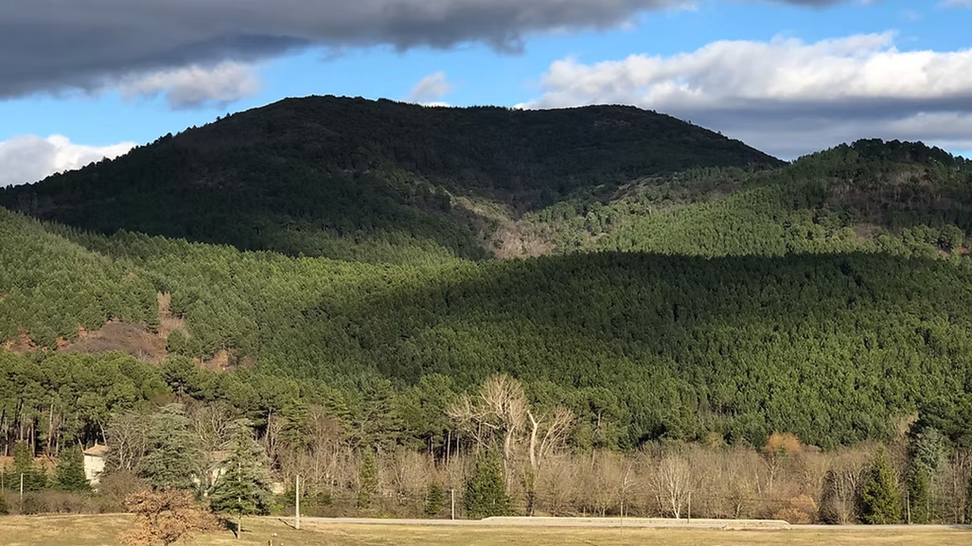 Le Rouvergue — Hameau secret que seul le vent connaît