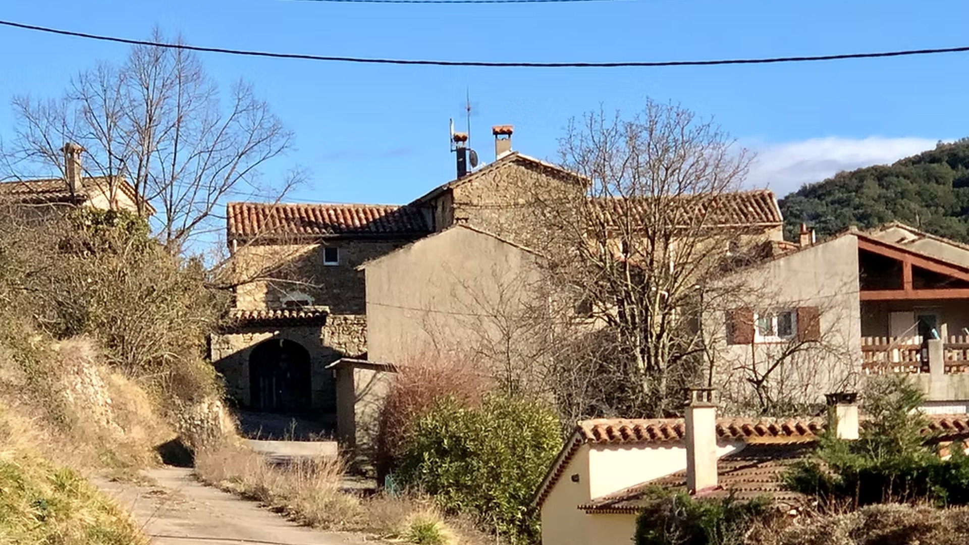 Mercoirol — Éclat de vie posé sur l'échine des collines